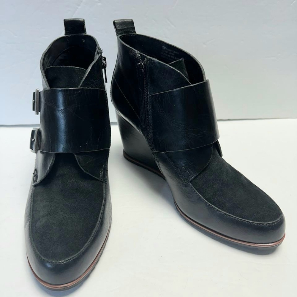 Korks Black Leather 3" Wedge Heel Ankle Booties Size 10 Suede Buckle Zip Close